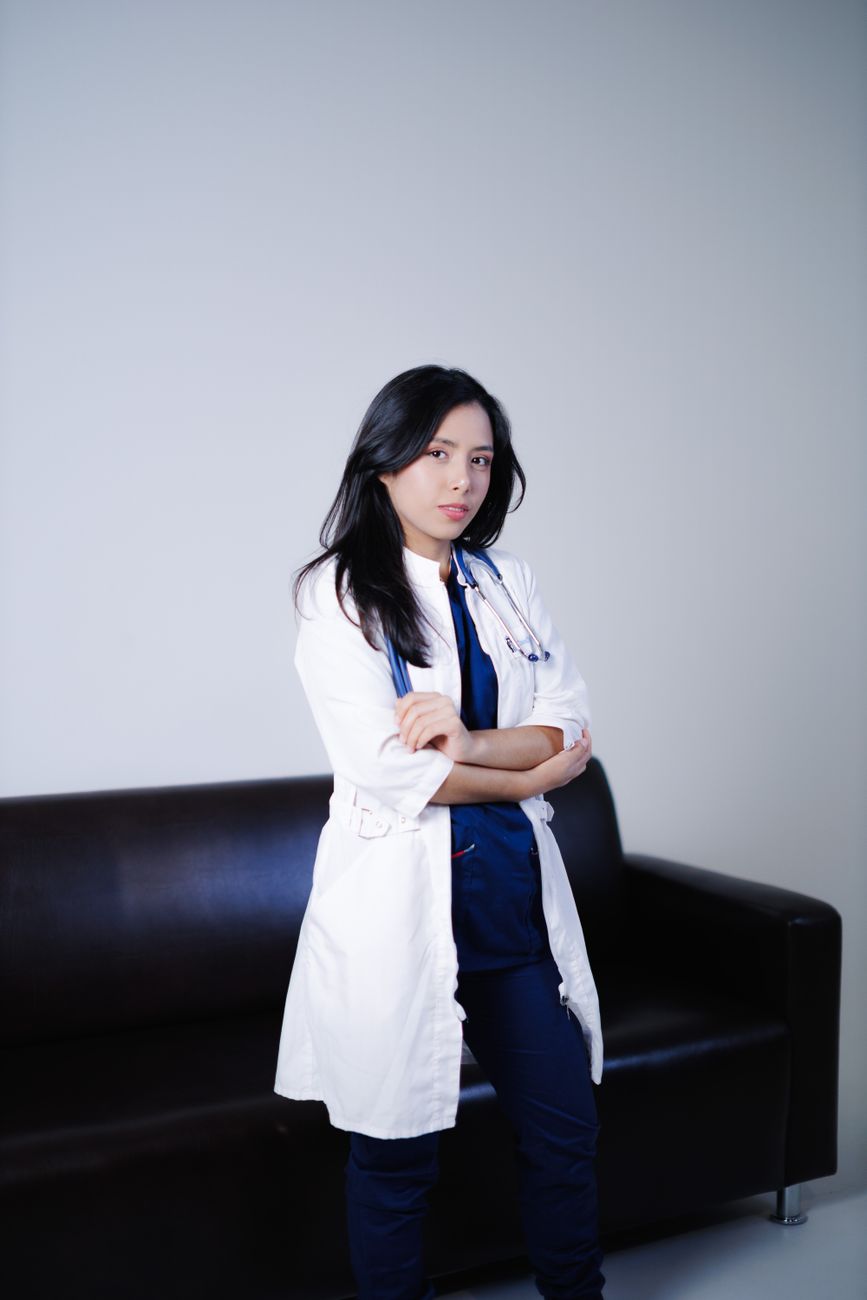 Dr Aina Rahman berdiri di ruang klinik