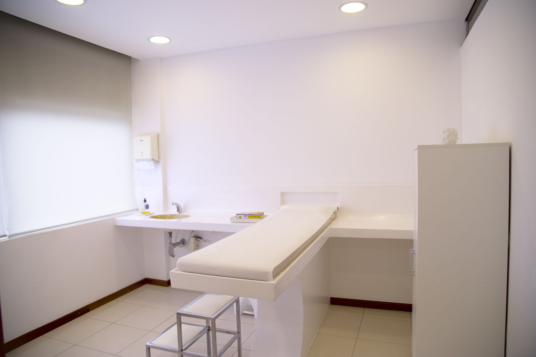 Bilik rawatan klinik yang putih dan kemas